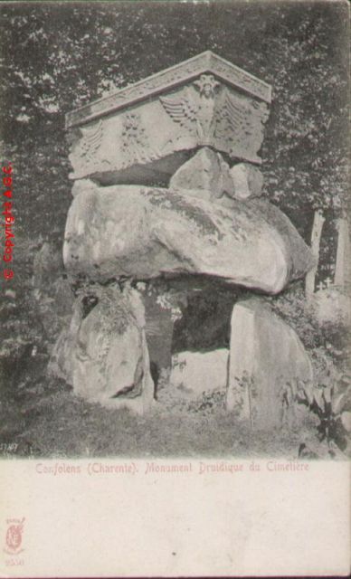 Monument Druidique au Cimetiere en 1917.jpg